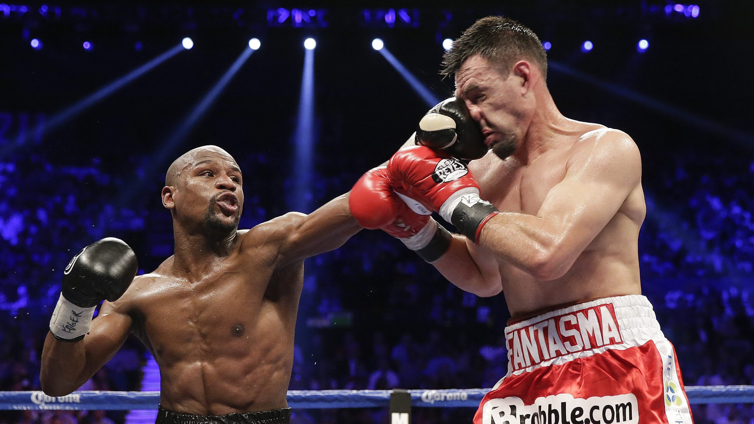 世界杯:球迷公益组织借机发起“捐球进乡村”项目 反响热烈